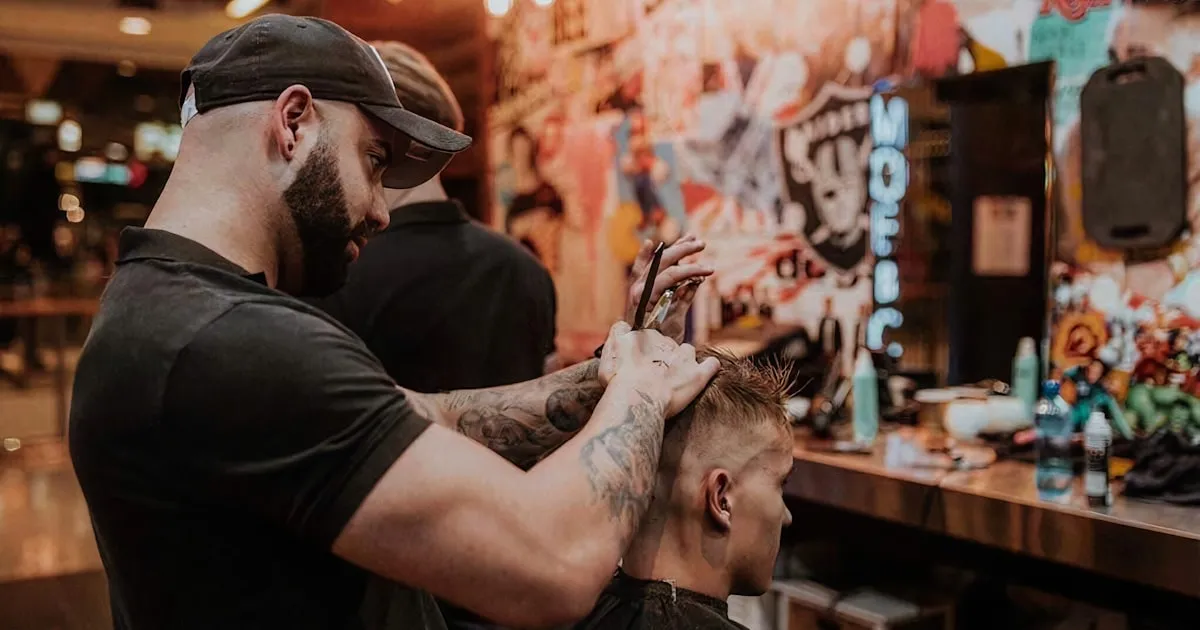 Booth Rent vs Commission: Which Pays More?